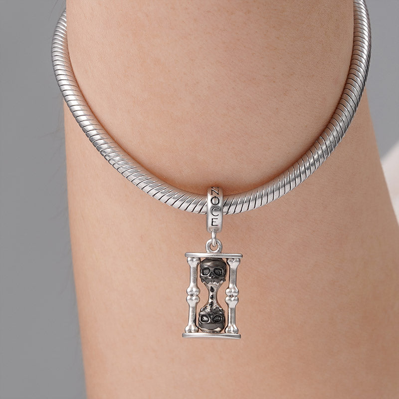 Gnoce Skull Hourglass Charm_3