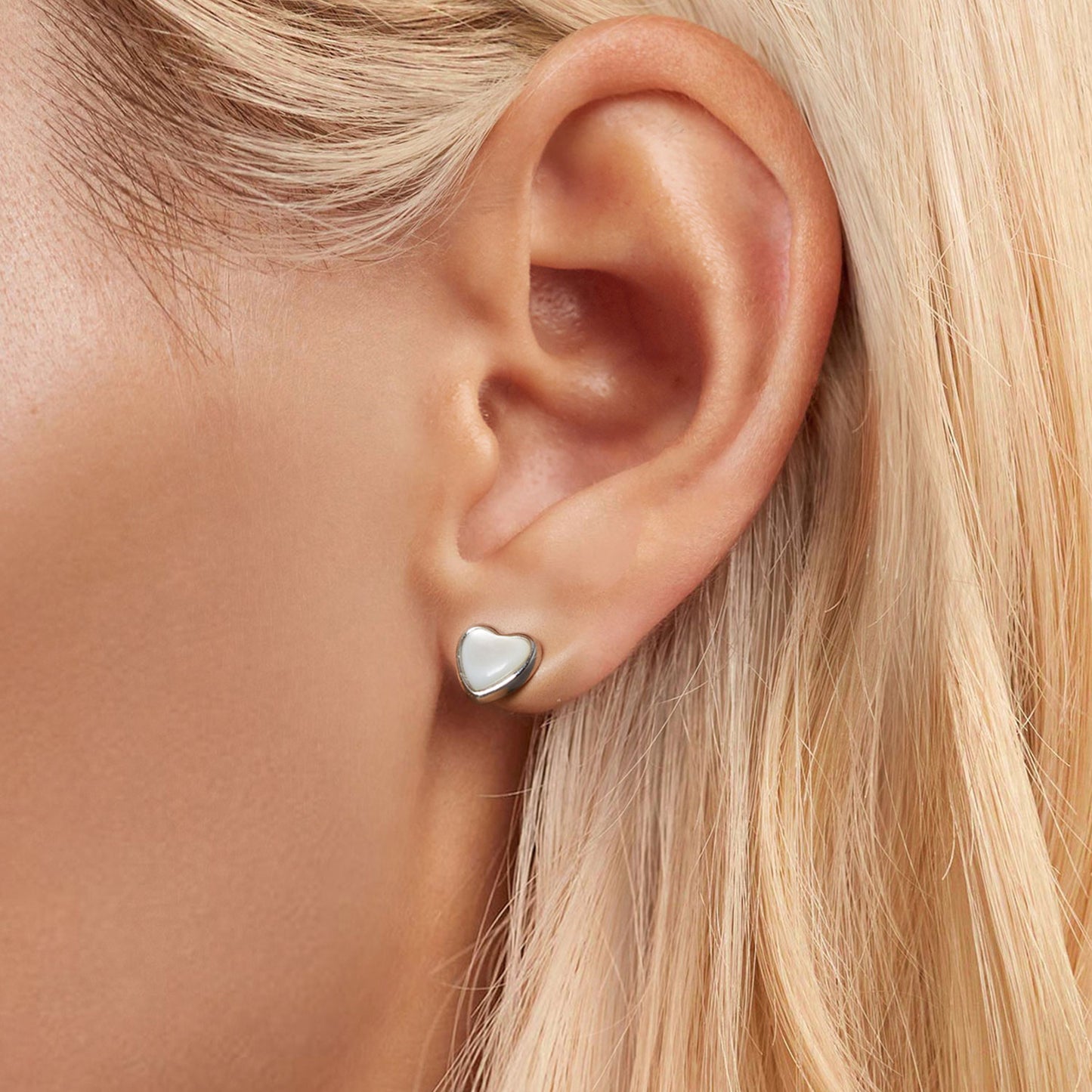Gnoce Heart White Shell Stud Earrings_5
