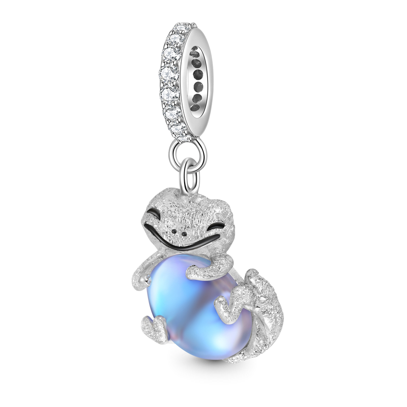 Gnoce Lizard Embraces Moonstone Charm_1