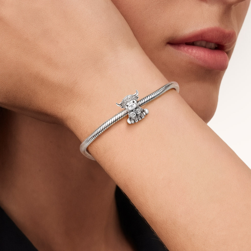 Gnoce Highland Cow Embraces Babies Charm_2