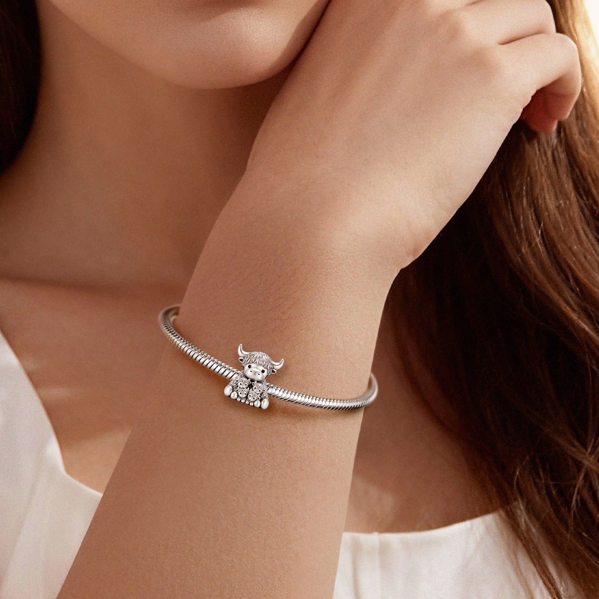 Gnoce Highland Cow Embraces Four Babies Charm Platinum-plated Silver Blend_2